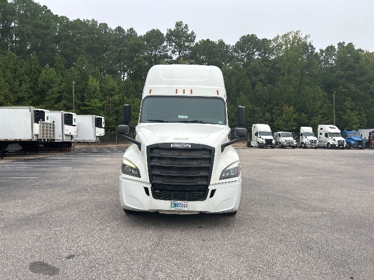 Used 2020 Freightliner Cascadia - photo 2