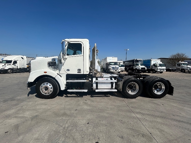 Used 2019 Freightliner Coronado - photo 6