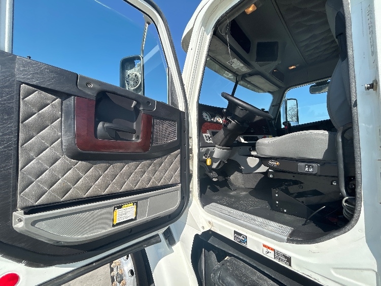 Used 2019 Freightliner Coronado - photo 11