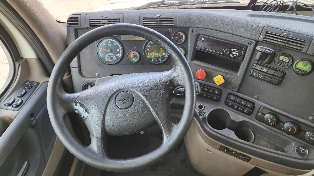 Used 2019 Freightliner Cascadia - photo 13