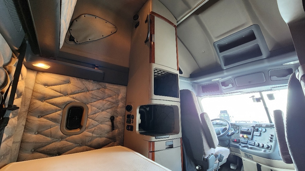 Used 2019 Freightliner Cascadia - photo 20