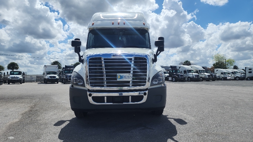 Used 2019 Freightliner Cascadia - photo 2