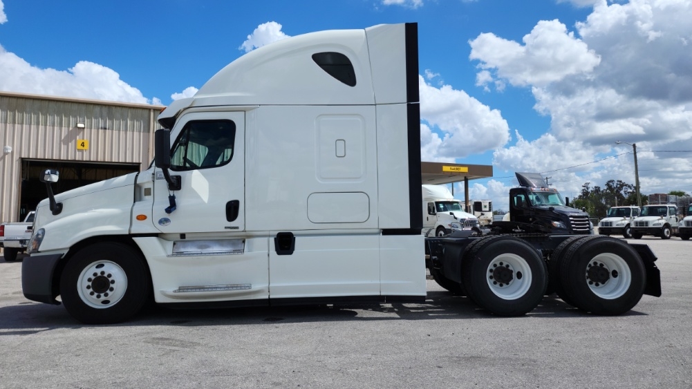 Used 2019 Freightliner Cascadia - photo 6