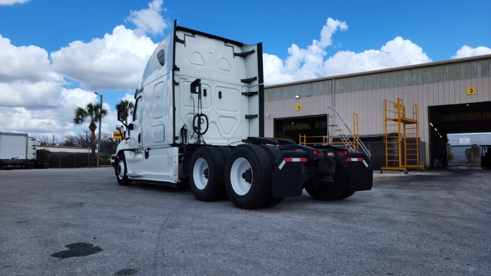 Used 2019 Freightliner Cascadia - photo 7