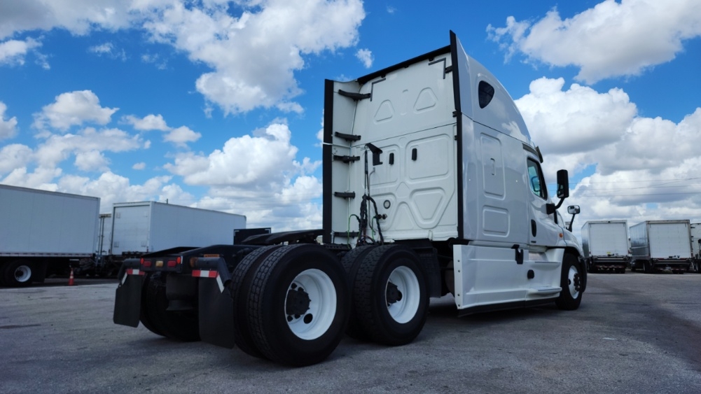 Used 2019 Freightliner Cascadia - photo 9