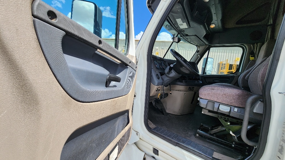 Used 2019 Freightliner Cascadia - photo 11