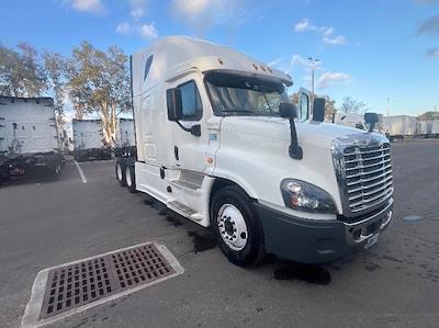 Used 2019 Freightliner Cascadia Detroit DD15AT Semi Truck with Sleeper Cab for sale #268815 - photo 1