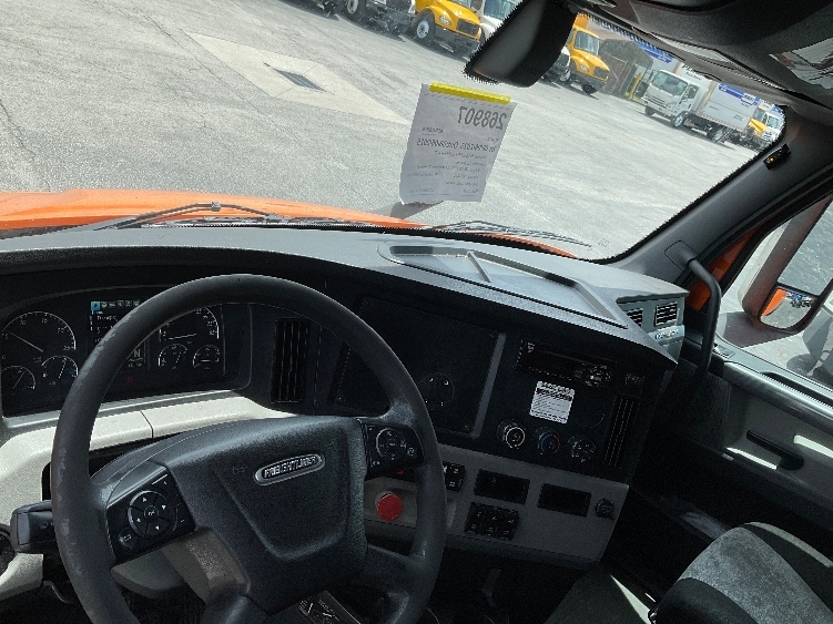 Used 2019 Freightliner Cascadia - photo 13