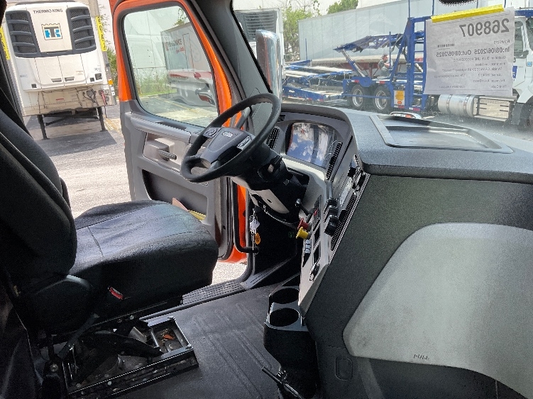 Used 2019 Freightliner Cascadia - photo 17