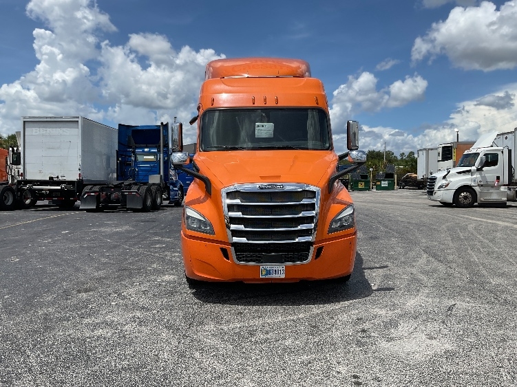 Used 2019 Freightliner Cascadia - photo 2