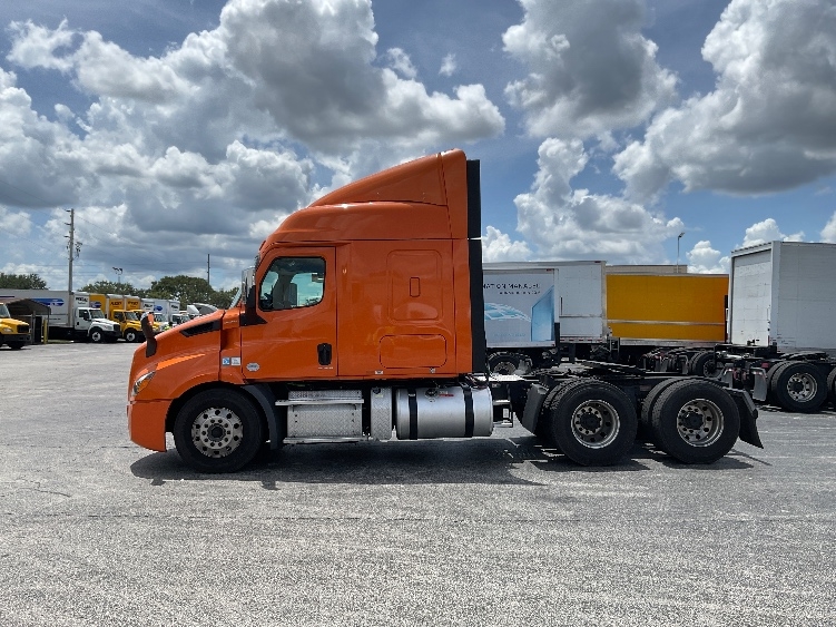 Used 2019 Freightliner Cascadia - photo 6