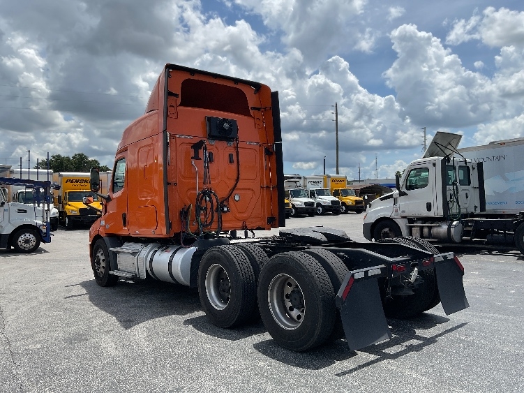 Used 2019 Freightliner Cascadia - photo 7