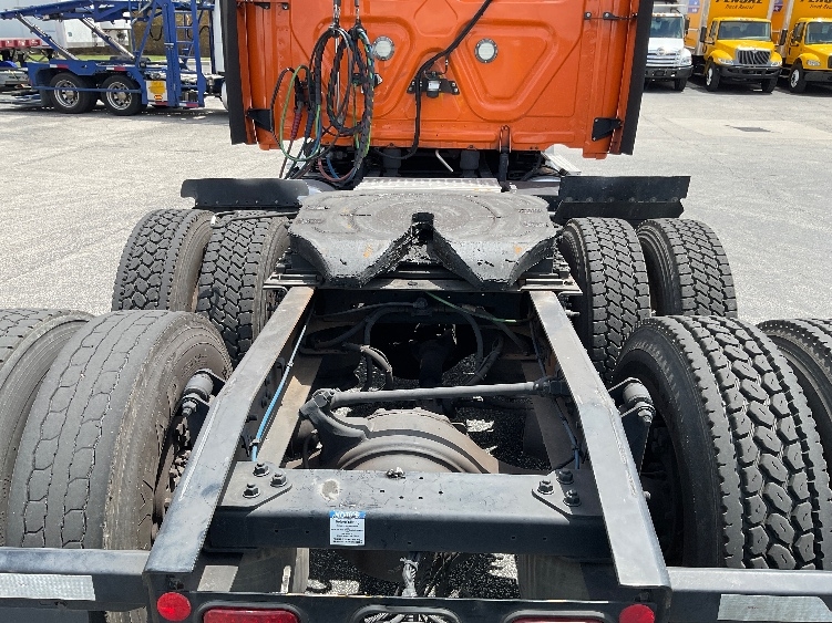 Used 2019 Freightliner Cascadia - photo 8