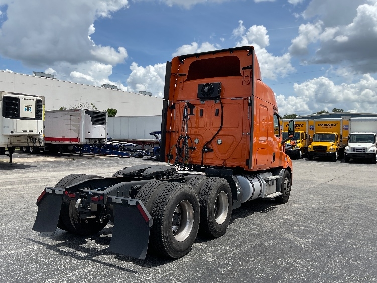Used 2019 Freightliner Cascadia - photo 9
