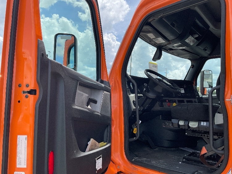 Used 2019 Freightliner Cascadia - photo 11