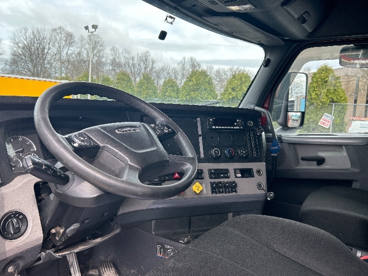 Used 2019 Freightliner Cascadia - photo 12