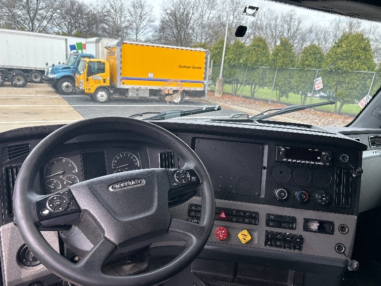 Used 2019 Freightliner Cascadia - photo 13