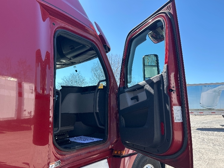 Used 2019 Freightliner Cascadia - photo 15