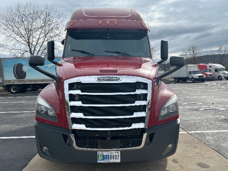 Used 2019 Freightliner Cascadia - photo 2