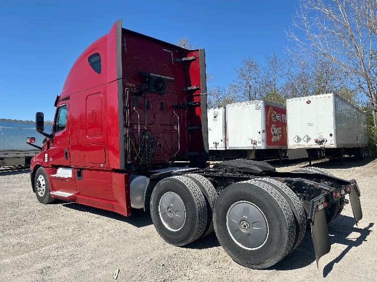 Used 2019 Freightliner Cascadia - photo 7