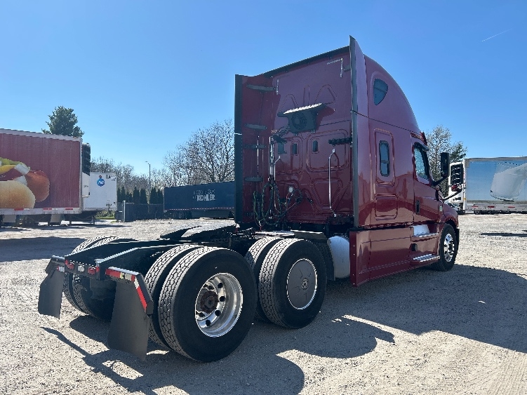 Used 2019 Freightliner Cascadia - photo 9