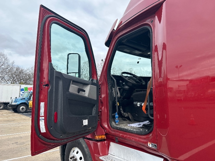 Used 2019 Freightliner Cascadia - photo 11