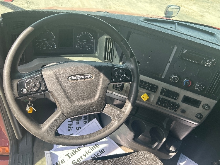 Used 2019 Freightliner Cascadia - photo 13