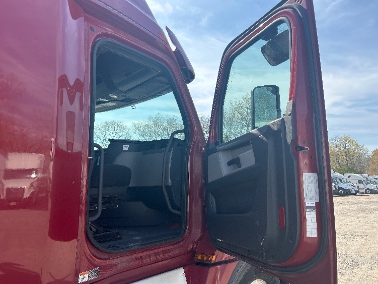 Used 2019 Freightliner Cascadia - photo 15