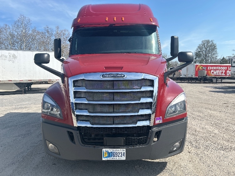 Used 2019 Freightliner Cascadia - photo 2