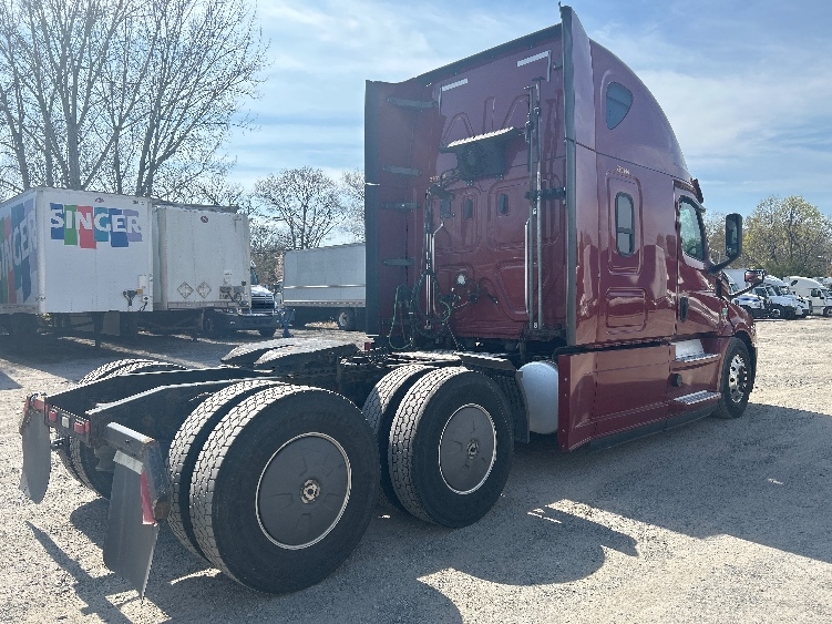 Used 2019 Freightliner Cascadia - photo 9