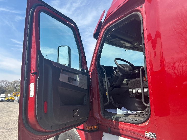 Used 2019 Freightliner Cascadia - photo 11