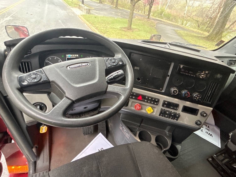Used 2019 Freightliner Cascadia - photo 13