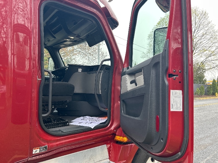 Used 2019 Freightliner Cascadia - photo 15