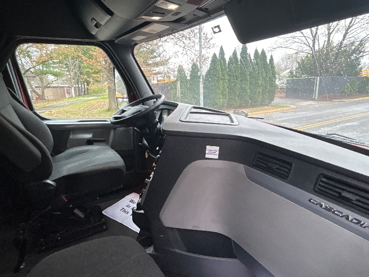 Used 2019 Freightliner Cascadia - photo 17