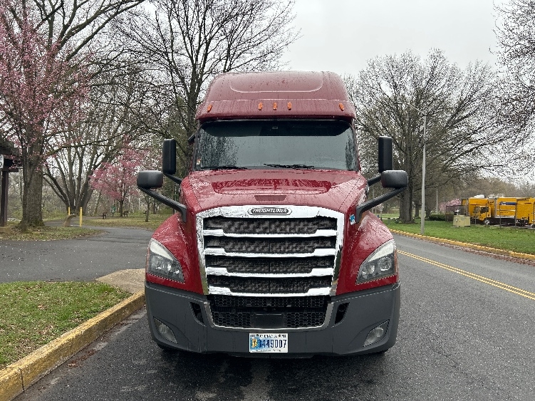 Used 2019 Freightliner Cascadia - photo 2