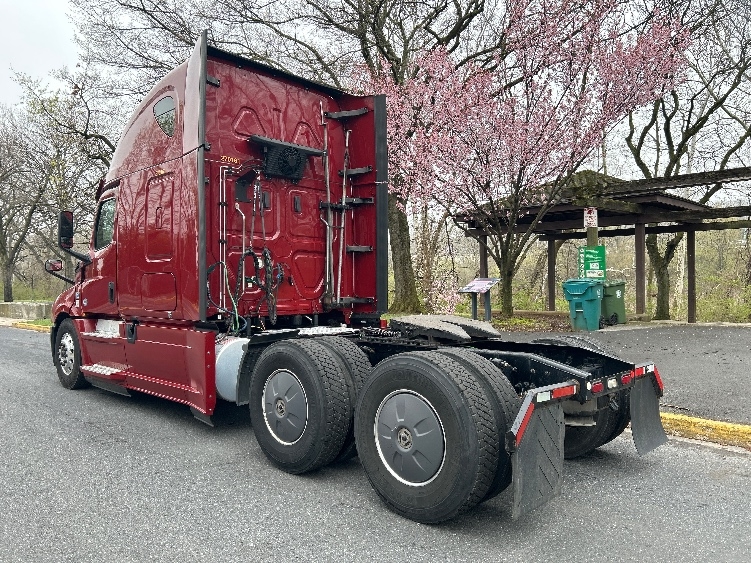 Used 2019 Freightliner Cascadia - photo 7