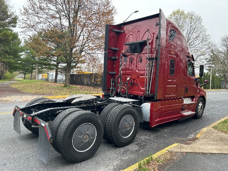Used 2019 Freightliner Cascadia - photo 9