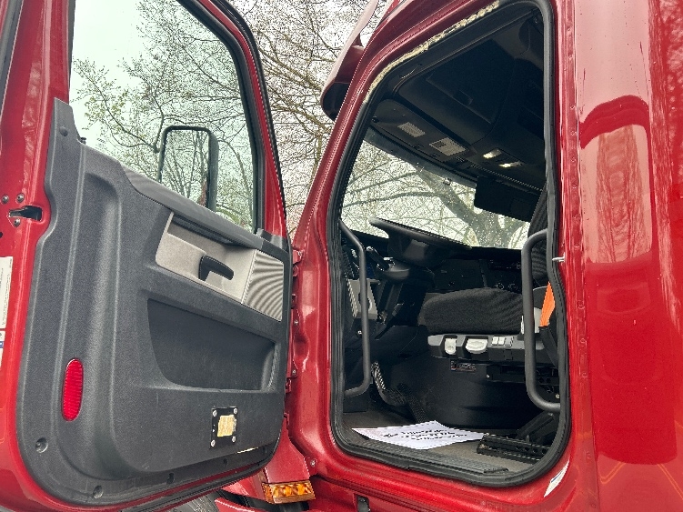 Used 2019 Freightliner Cascadia - photo 11