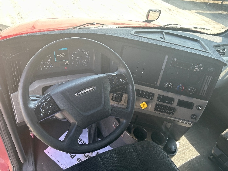 Used 2019 Freightliner Cascadia - photo 13