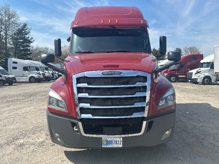 Used 2019 Freightliner Cascadia - photo 2