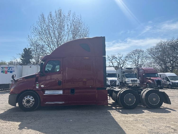 Used 2019 Freightliner Cascadia - photo 6