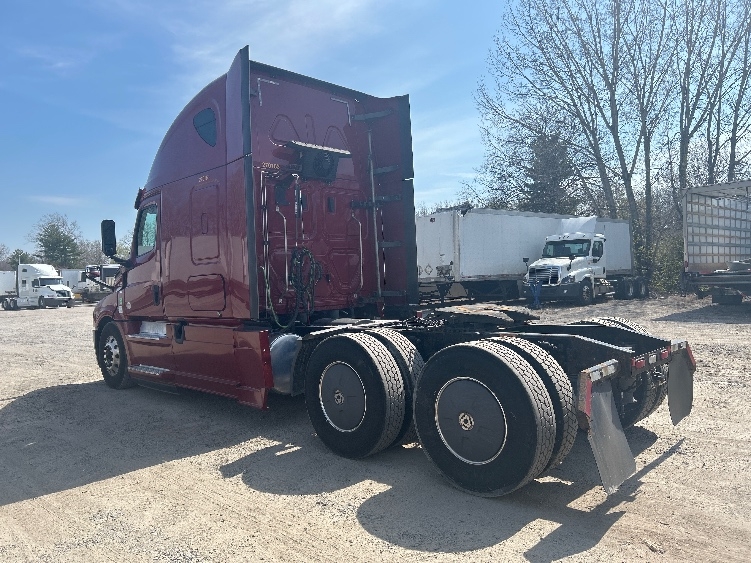 Used 2019 Freightliner Cascadia - photo 7