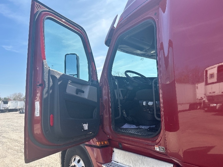 Used 2019 Freightliner Cascadia - photo 11