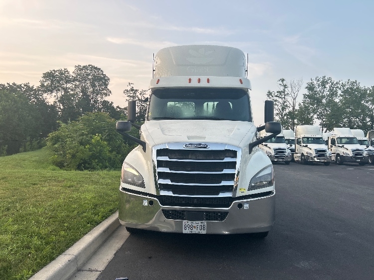 Used 2019 Freightliner Cascadia - photo 2