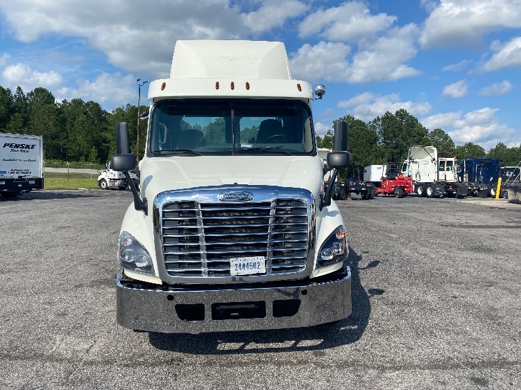 Used 2017 Freightliner Cascadia - photo 2