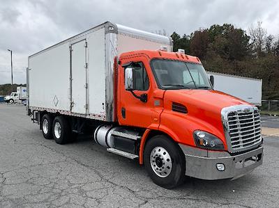 Used 2020 Freightliner Cascadia Sleeper Cab Box Truck with Liftgate for sale #271077 - photo 1