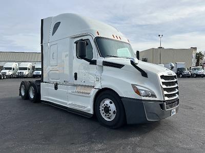 Used 2020 Freightliner Cascadia Detroit DD15AT Semi Truck with Sleeper Cab for sale #272693 - photo 1