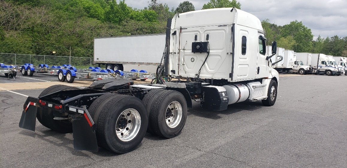 Used 2020 Freightliner Cascadia - photo 9