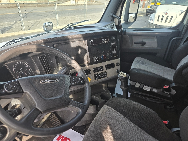 Used 2020 Freightliner Cascadia - photo 12