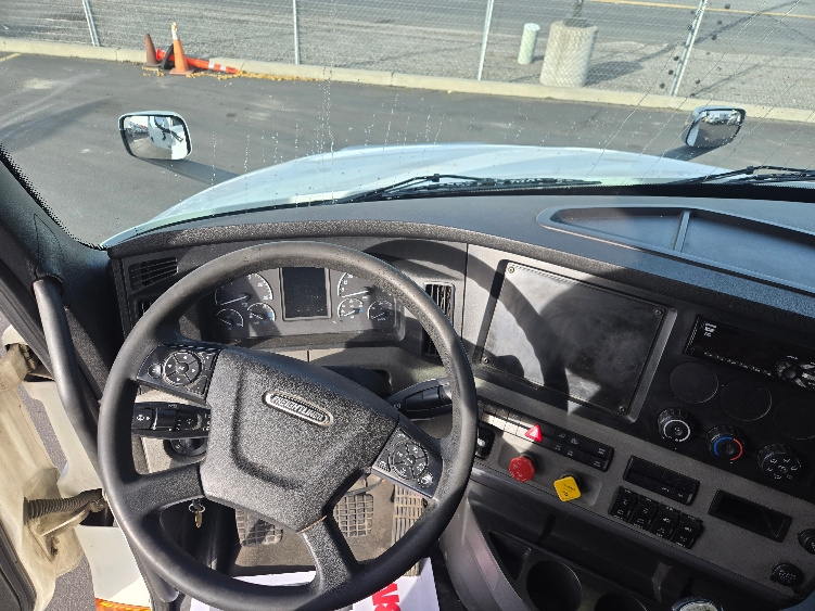 Used 2020 Freightliner Cascadia - photo 13